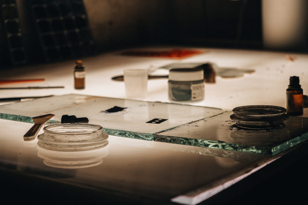 Vitrail artisanal lumineux dans l'atelier Duchaud